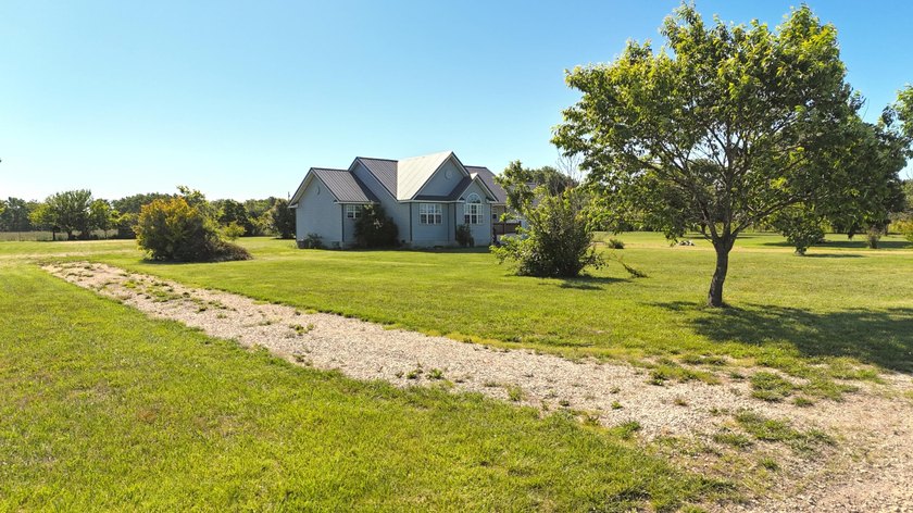 COUNTRY LIVING AT ITS FINEST WITH AN EVEN BETTER LOCATION!!! - photo 22