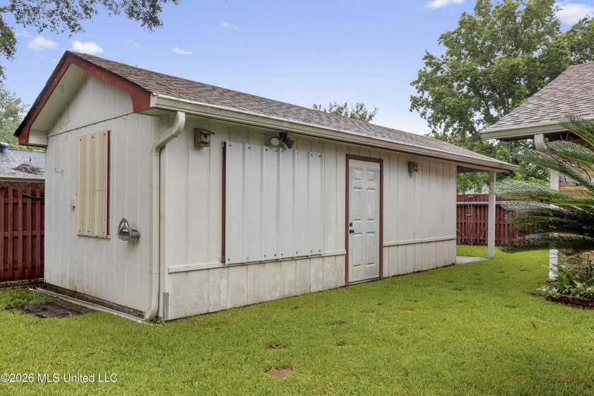 Great Home with Incredible Potential! This 3-bedroom, 2-bath - photo 34