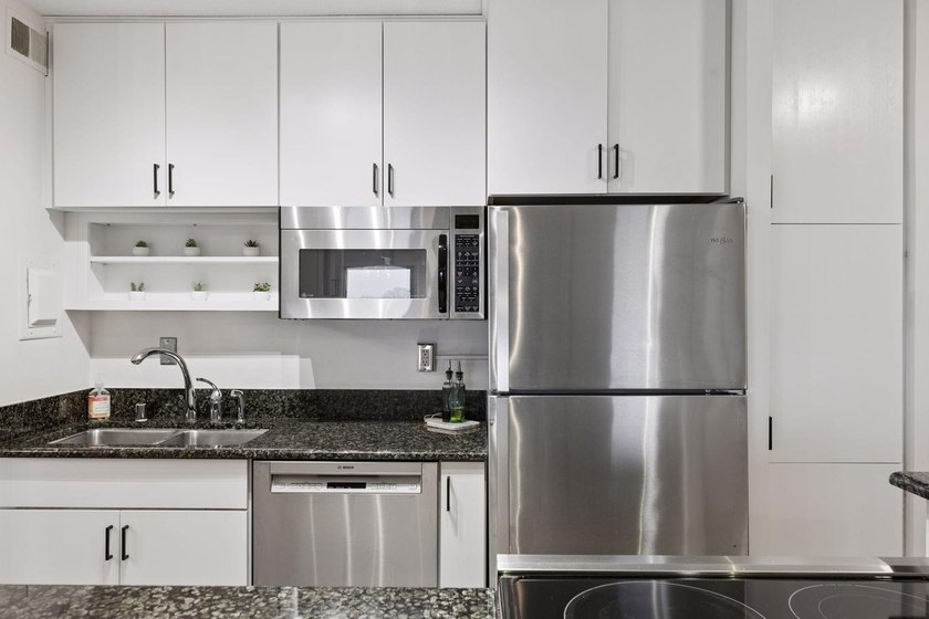 Move right into this bright and modern 1 bedroom at Summit - photo 3