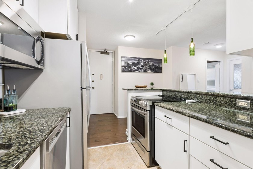 Move right into this bright and modern 1 bedroom at Summit - photo 4