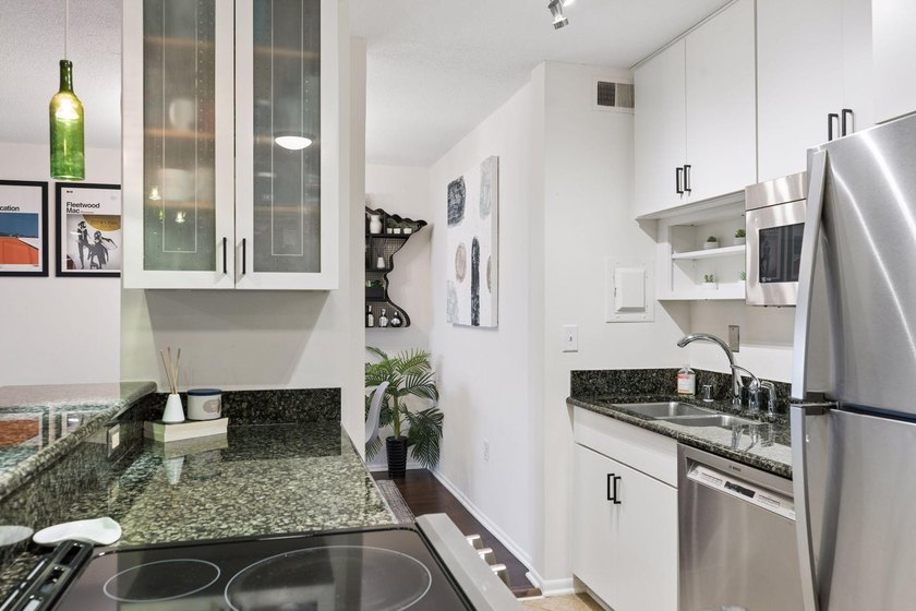 Move right into this bright and modern 1 bedroom at Summit - photo 5