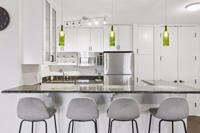 Move right into this bright and modern 1 bedroom at Summit - photo 6