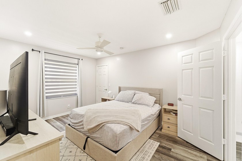 Gorgeous 3br, 2.5 bath, 1 car gar. renovated townhome in the - photo 11