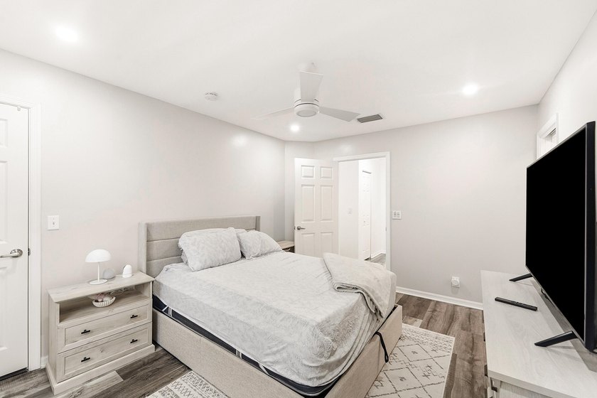 Gorgeous 3br, 2.5 bath, 1 car gar. renovated townhome in the - photo 12