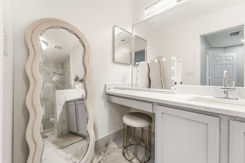 Gorgeous 3br, 2.5 bath, 1 car gar. renovated townhome in the - photo 13