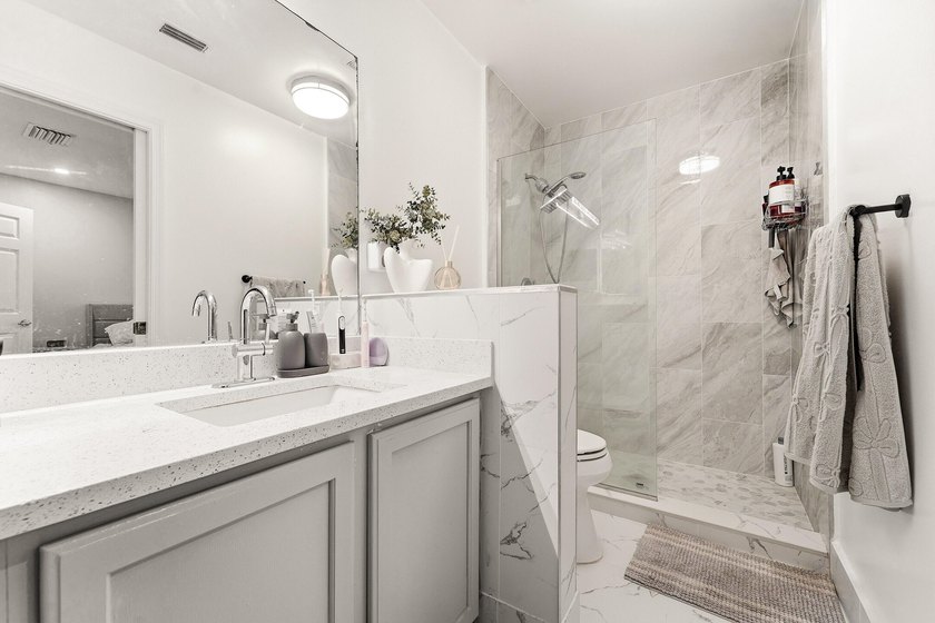 Gorgeous 3br, 2.5 bath, 1 car gar. renovated townhome in the - photo 14