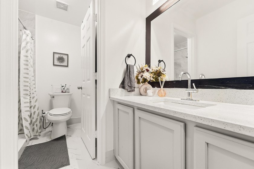 Gorgeous 3br, 2.5 bath, 1 car gar. renovated townhome in the - photo 15