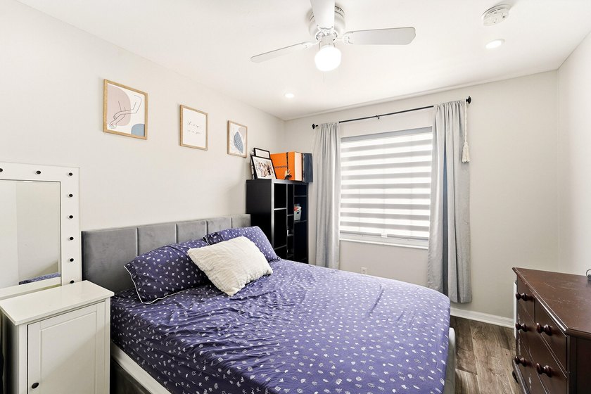 Gorgeous 3br, 2.5 bath, 1 car gar. renovated townhome in the - photo 16