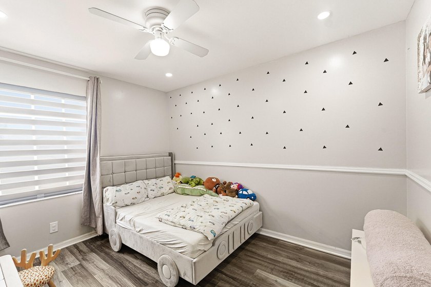 Gorgeous 3br, 2.5 bath, 1 car gar. renovated townhome in the - photo 18