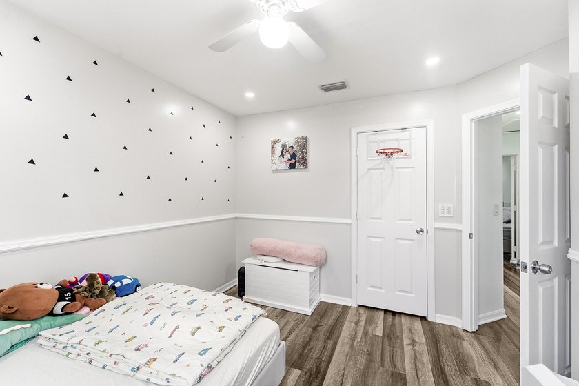 Gorgeous 3br, 2.5 bath, 1 car gar. renovated townhome in the - photo 20