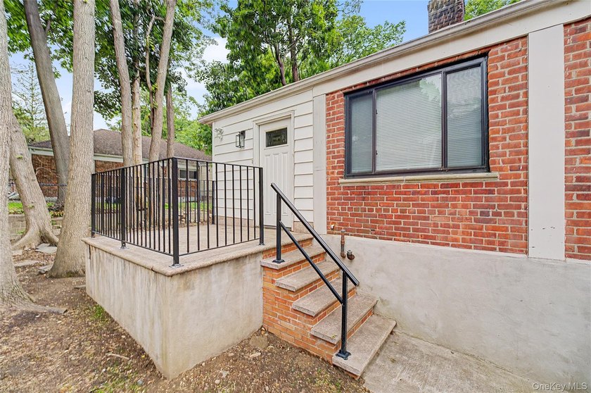 Located in the heart of Great Neck Village, this impeccably - photo 26