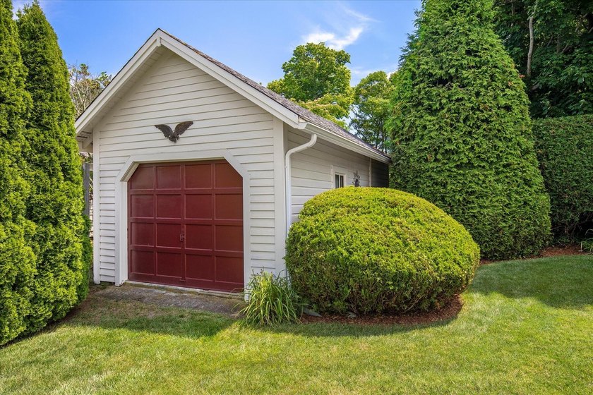 A West Dennis ''Jewel'' of a home. 34 Fisk Street offering three - photo 33