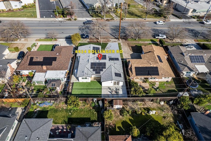 Welcome to this charming 4-bedroom, 2-bathroom home located in - photo 28