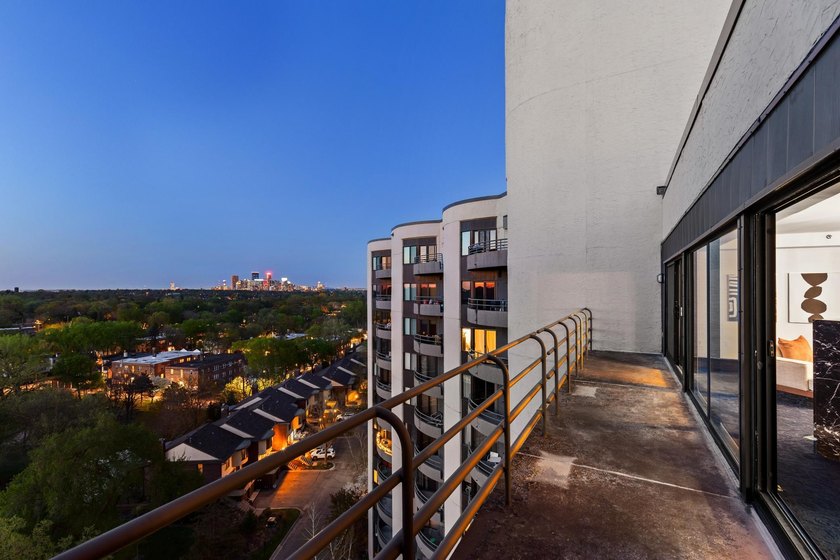 Rare Top-Floor Penthouse with unbelievable Views of Bde Maka Ska - photo 3