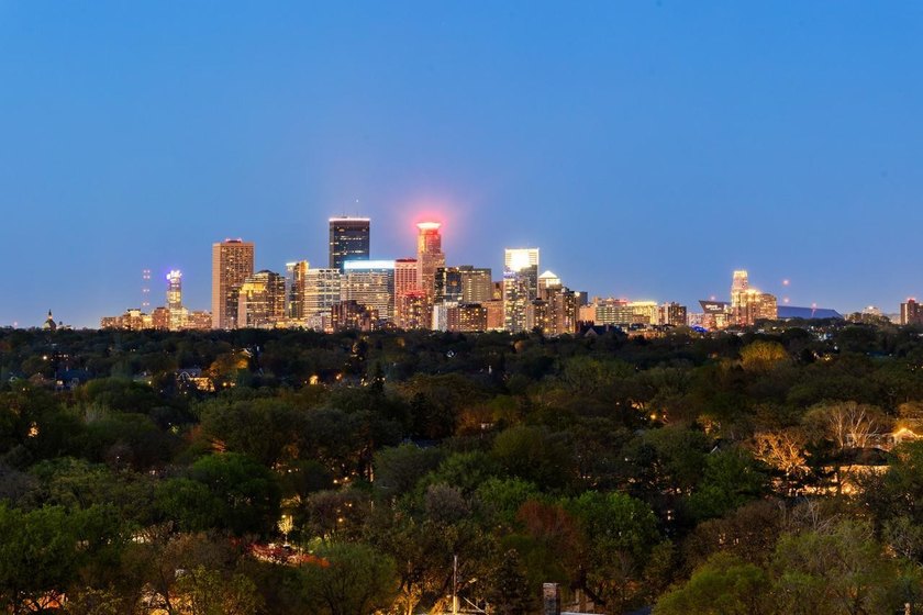 Rare Top-Floor Penthouse with unbelievable Views of Bde Maka Ska - photo 4