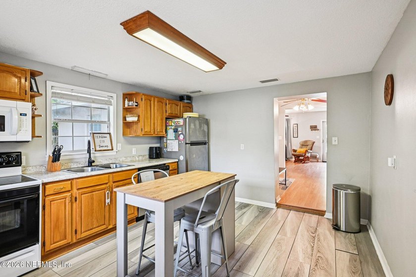 Welcome home to this Lakewood charmer, where comfort and - photo 11