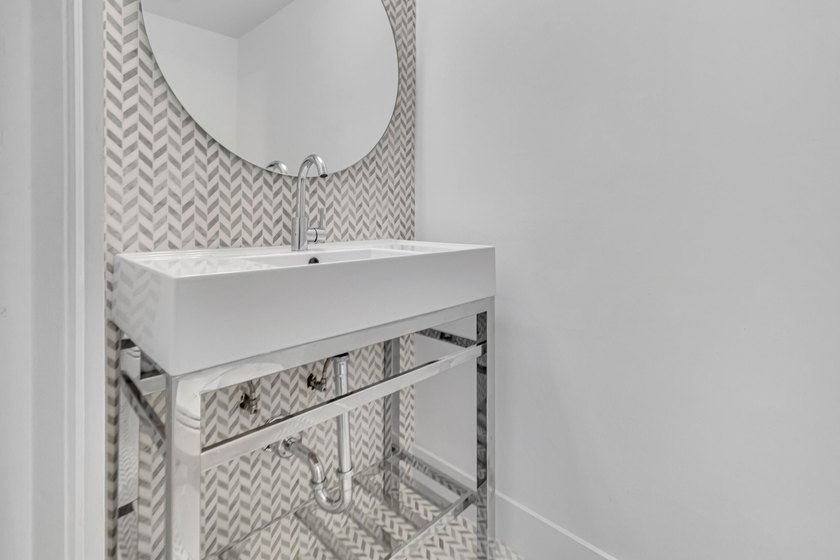 Completely renovated and professionally designed 2-bedroom, 2 - photo 13
