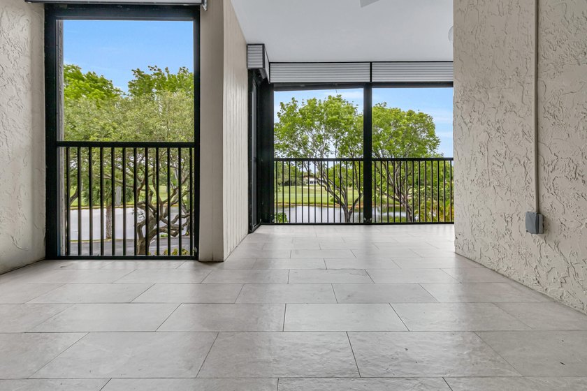 Completely renovated and professionally designed 2-bedroom, 2 - photo 16