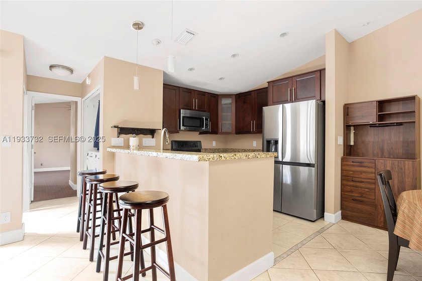 Welcome to easy living in this beautifully updated 3-bedroom - photo 3
