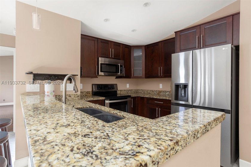 Welcome to easy living in this beautifully updated 3-bedroom - photo 4