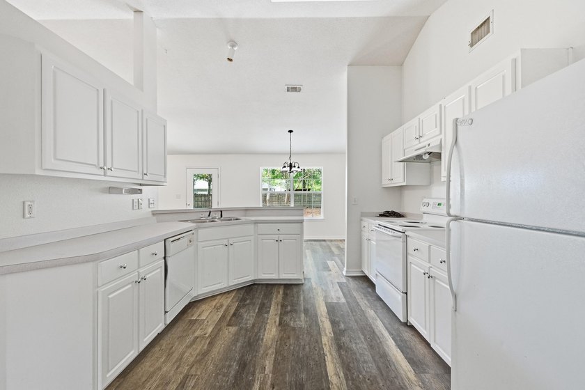 Welcome home to this beautifully maintained brick residence - photo 17
