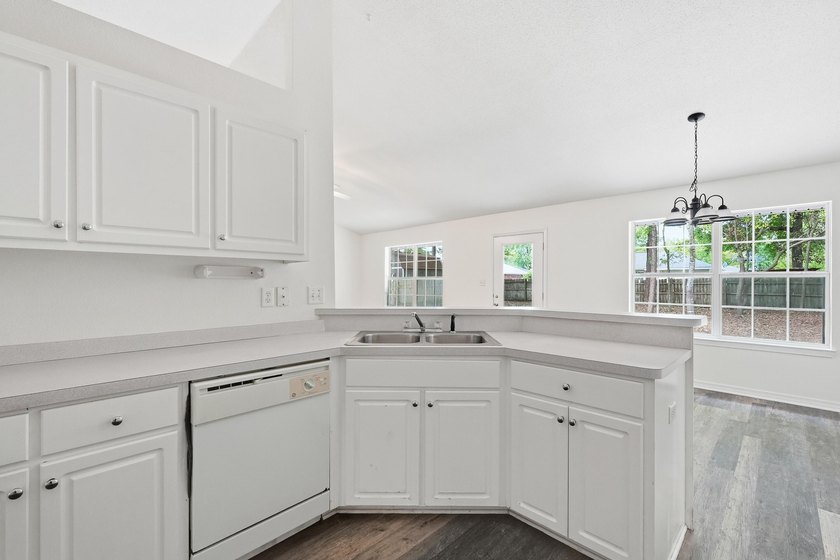 Welcome home to this beautifully maintained brick residence - photo 18