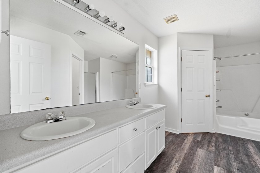 Welcome home to this beautifully maintained brick residence - photo 24