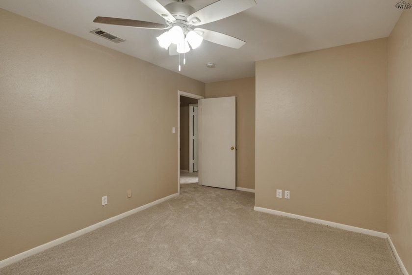 Quiet Colonial Park cul-de-sac location with the space and - photo 26