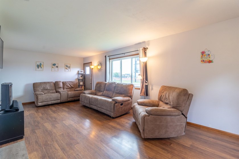 Move-in ready with numerous recent updates, this well-maintained - photo 5