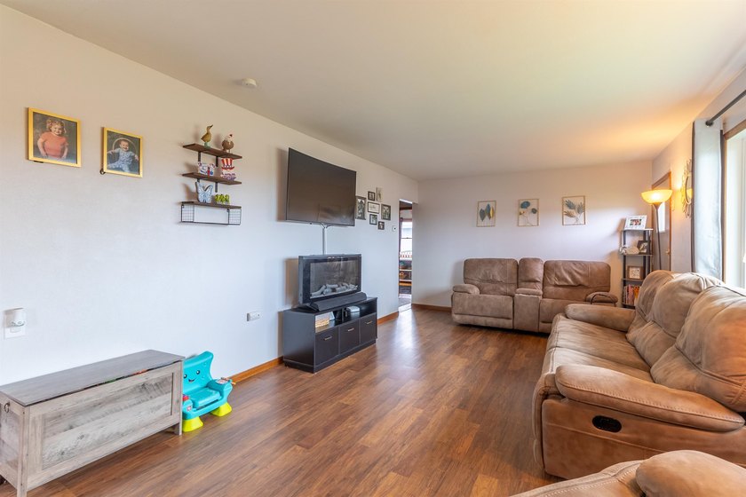 Move-in ready with numerous recent updates, this well-maintained - photo 6