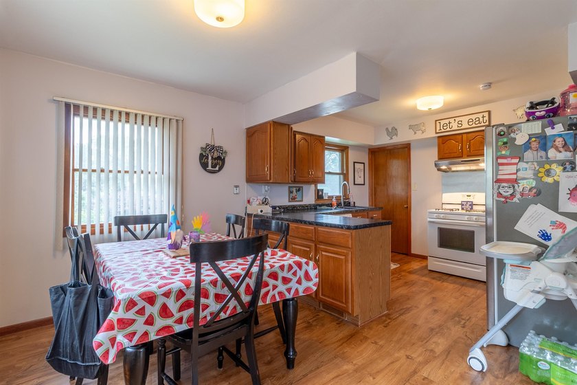 Move-in ready with numerous recent updates, this well-maintained - photo 7