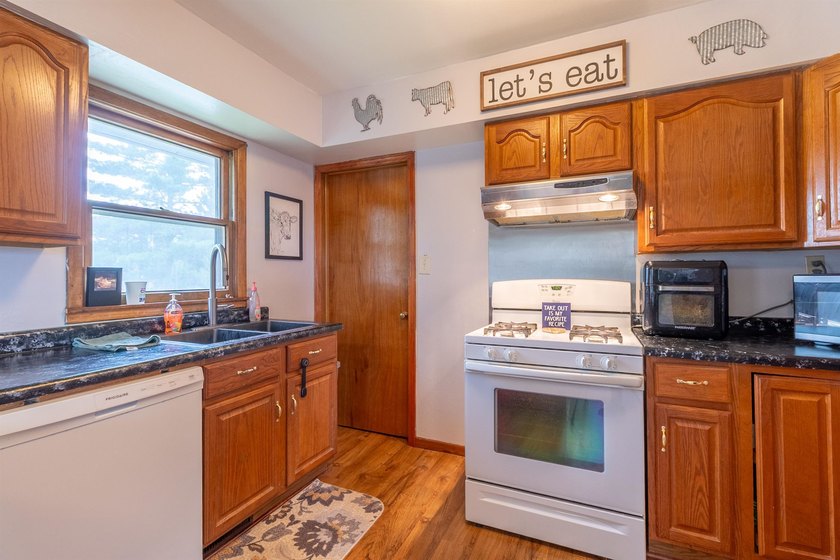 Move-in ready with numerous recent updates, this well-maintained - photo 8