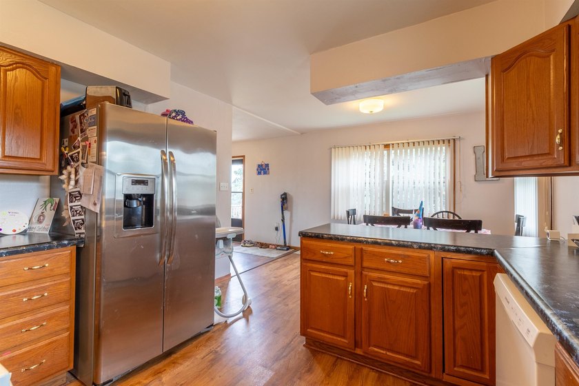 Move-in ready with numerous recent updates, this well-maintained - photo 9