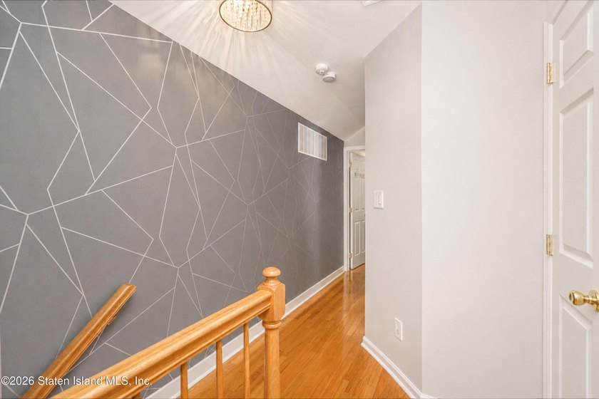 Welcome to 209 Sommer Avenue! This gorgeous 1-family, 3 bedroom - photo 12