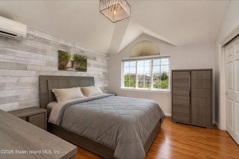 Welcome to 209 Sommer Avenue! This gorgeous 1-family, 3 bedroom - photo 13