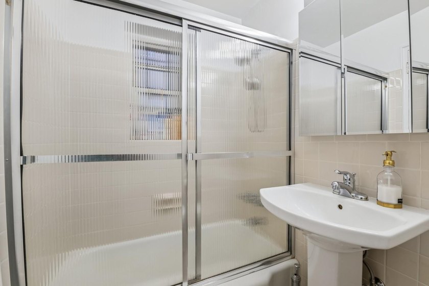 Lovely spacious one bedroom apartment (front facing). Large - photo 14