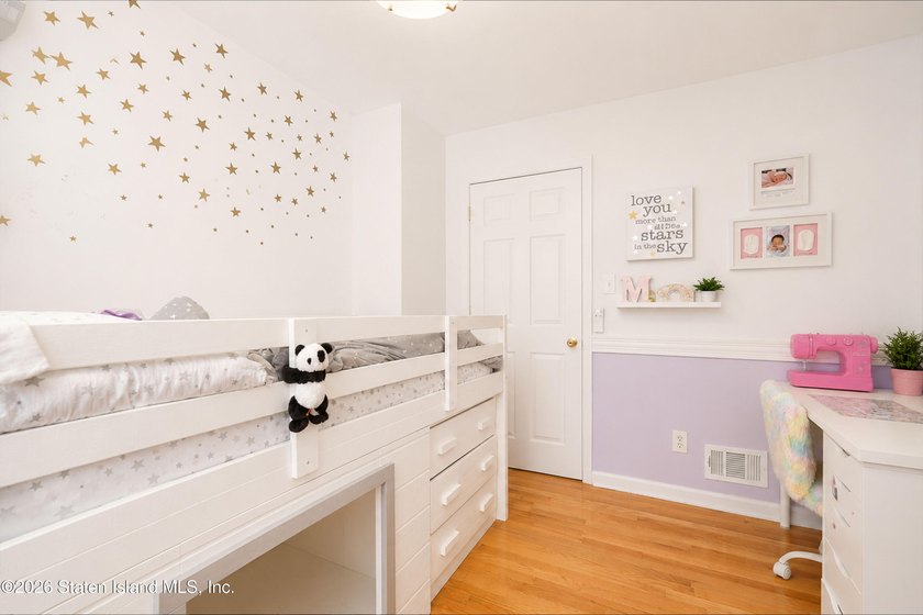Welcome to 209 Sommer Avenue! This gorgeous 1-family, 3 bedroom - photo 17