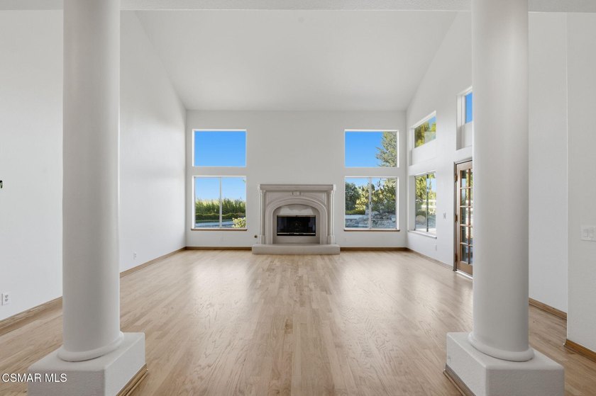 This beautifully maintained 4-bedroom, 4-bathroom residence - photo 11