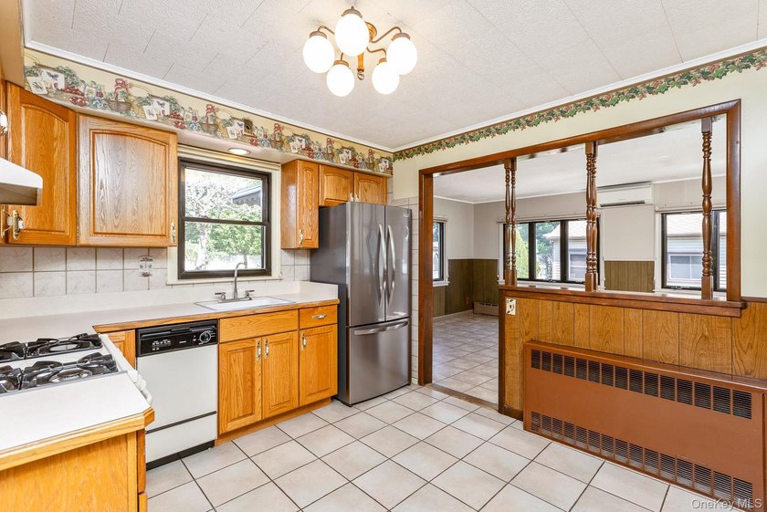 Welcome to this spacious and meticulously maintained home - photo 11