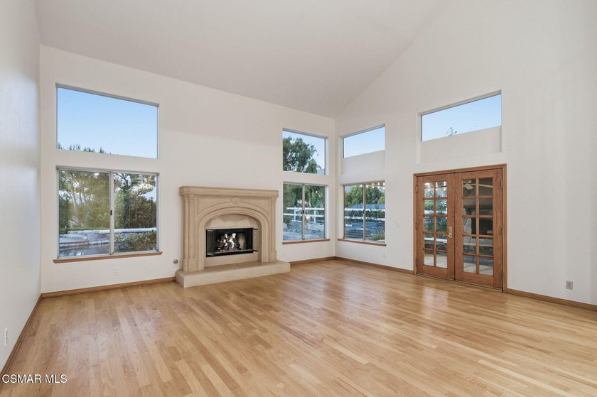This beautifully maintained 4-bedroom, 4-bathroom residence - photo 14