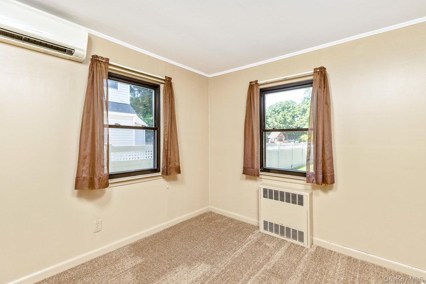 Welcome to this spacious and meticulously maintained home - photo 17