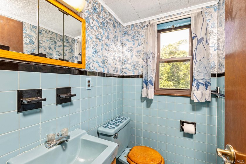 Welcome to this spacious and meticulously maintained home - photo 21