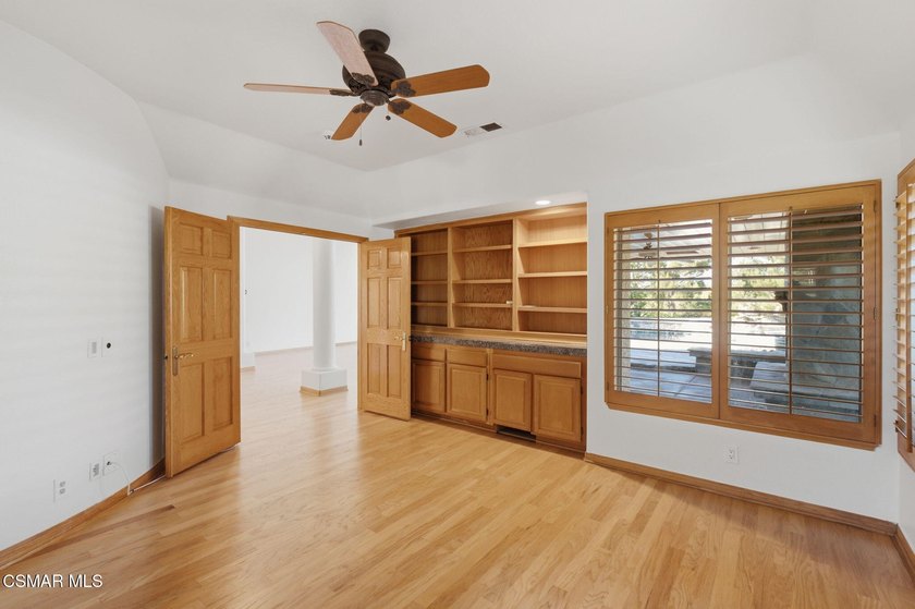 This beautifully maintained 4-bedroom, 4-bathroom residence - photo 22