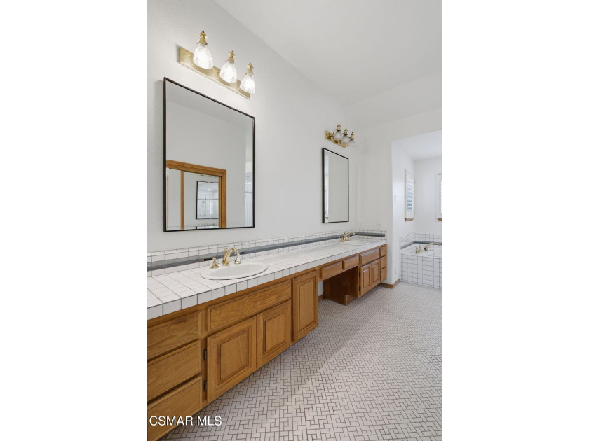 This beautifully maintained 4-bedroom, 4-bathroom residence - photo 26