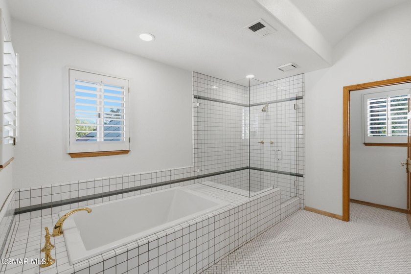 This beautifully maintained 4-bedroom, 4-bathroom residence - photo 30