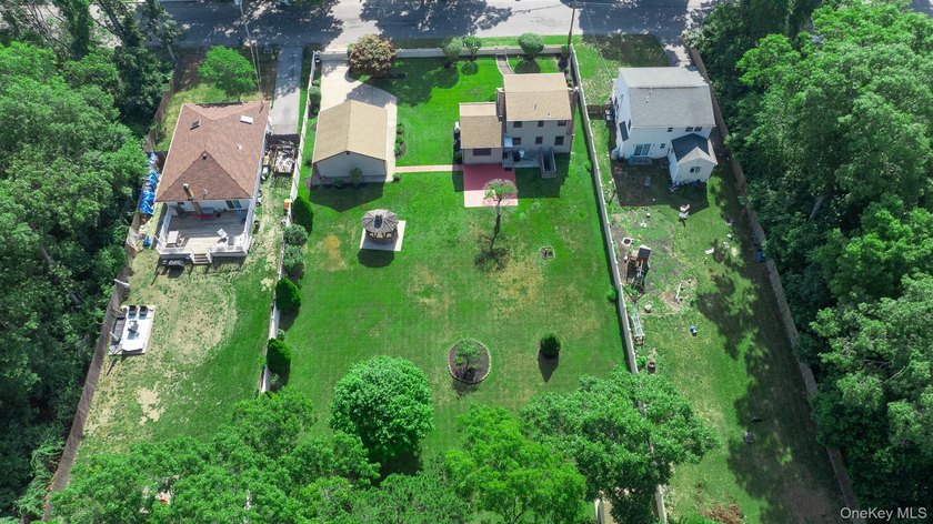 Welcome to this spacious and meticulously maintained home - photo 36