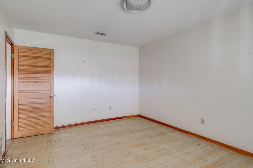 PROPERTY SOLD AS-IS - CASH or CONVENTIONAL ONLY. This FIXER - photo 5