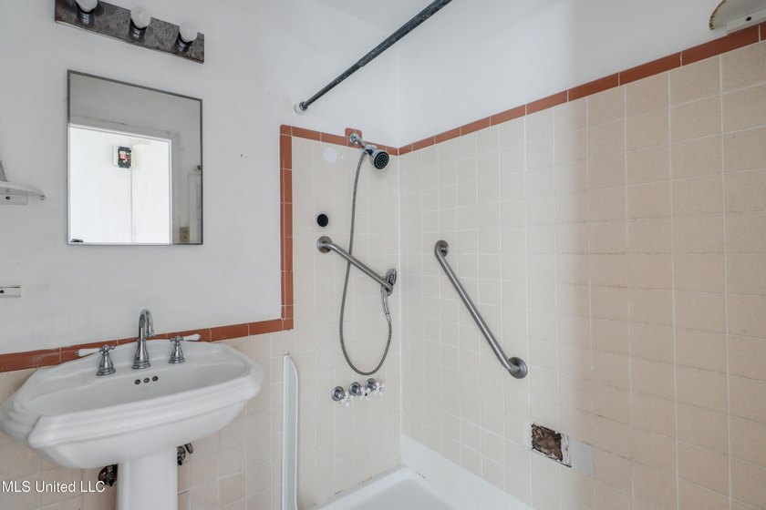 PROPERTY SOLD AS-IS - CASH or CONVENTIONAL ONLY. This FIXER - photo 9