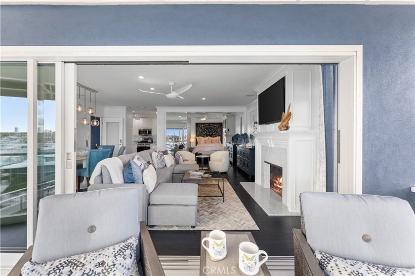 Gorgeous throughout, with a spectacular view - this 2 bedroom 2 - photo 4