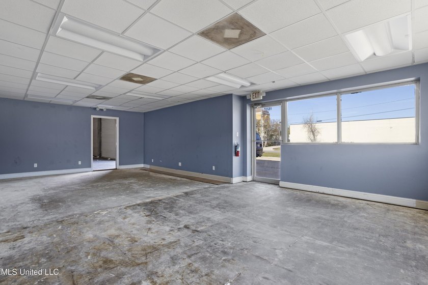 This versatile commercial investment property features multiple - photo 10